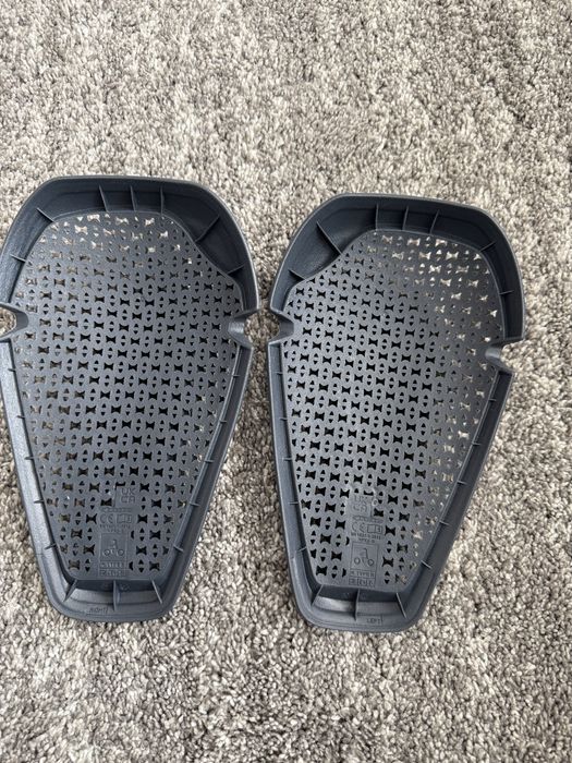 Protectii moto genunchi coate alpinestars