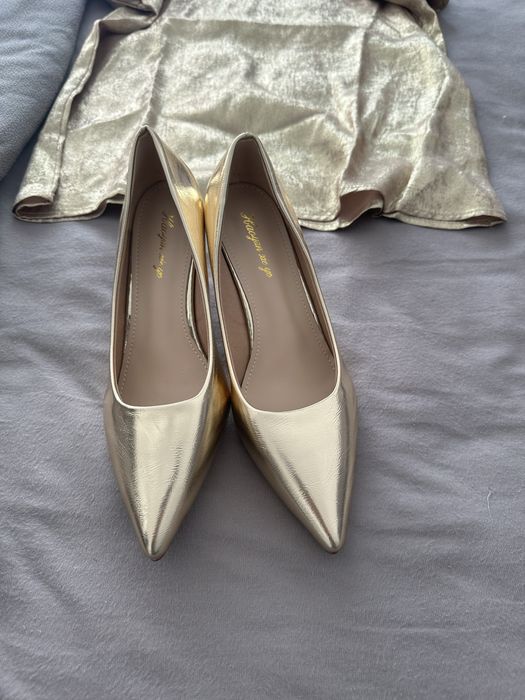 Vand pantofi noi marimea 38 aurii superbi toc mic