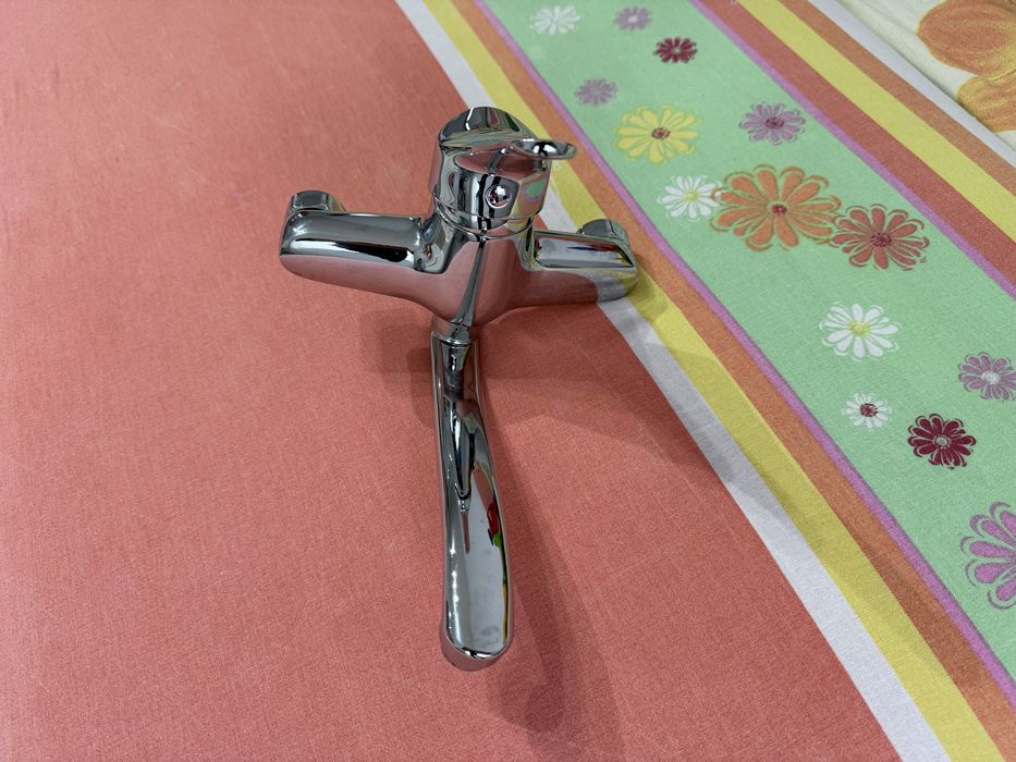 Продавам стенен кухненски смесител Camarque