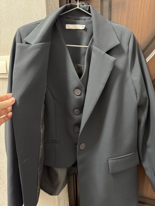 Классический женский костюм-тройка — пиджак, брюки и жилет