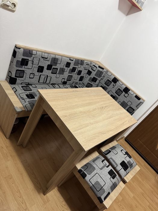 Vând colțar de bucătărie cu masă și 2 scaune