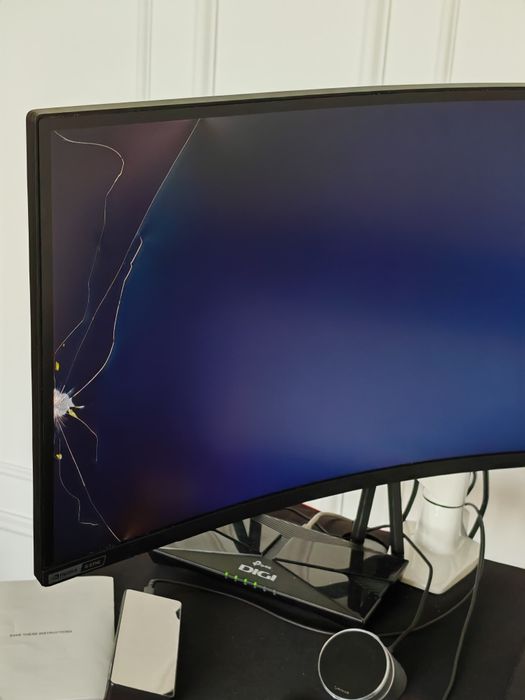 Samsung Odyssey Neo G9 – DEFECT (panou spart) – pentru piese