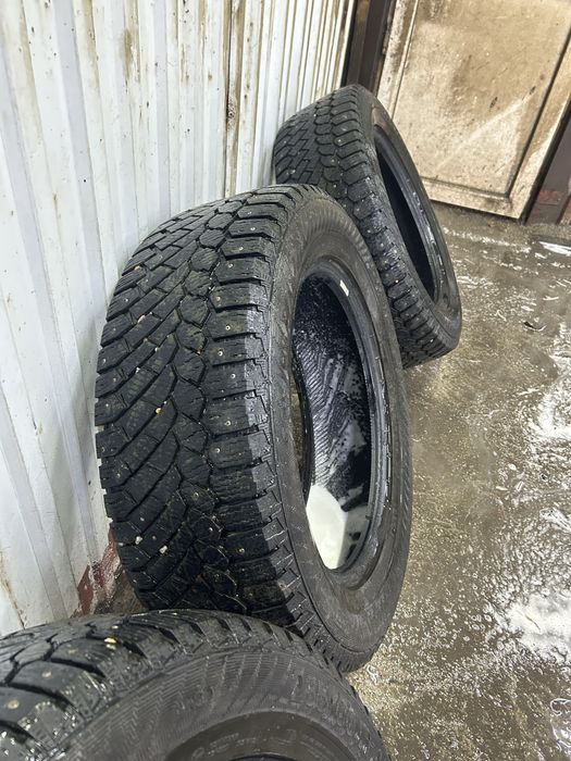 Продам комплект шин 235/60/18