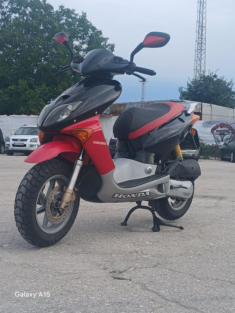 Продавам Honda x8r-s
