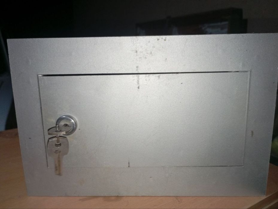 Сейф срочна сотилади