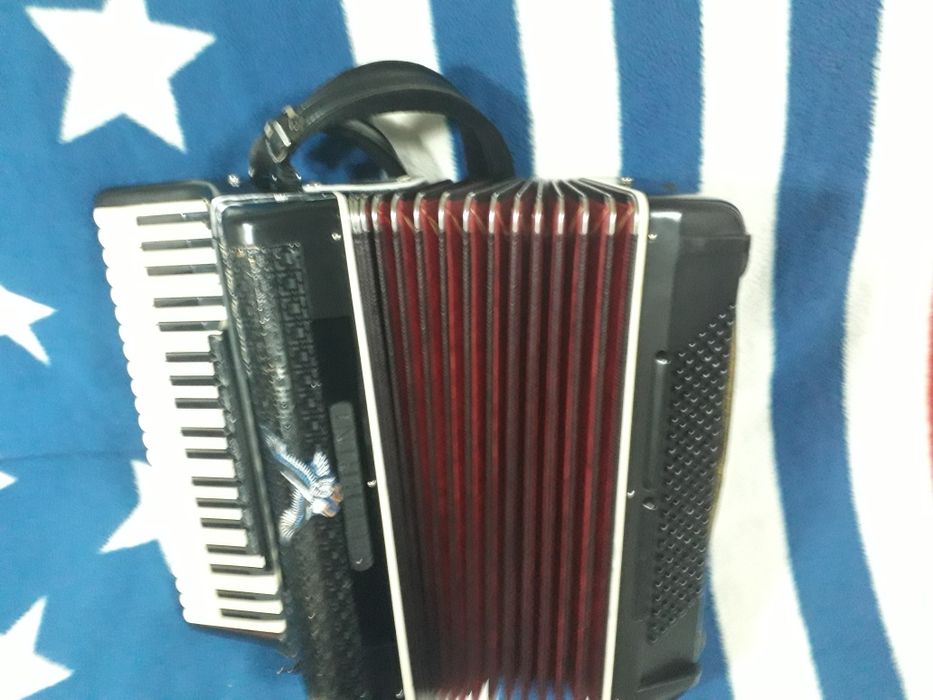 Vind acordeon Italian cu midi stare f buna  are midi moga