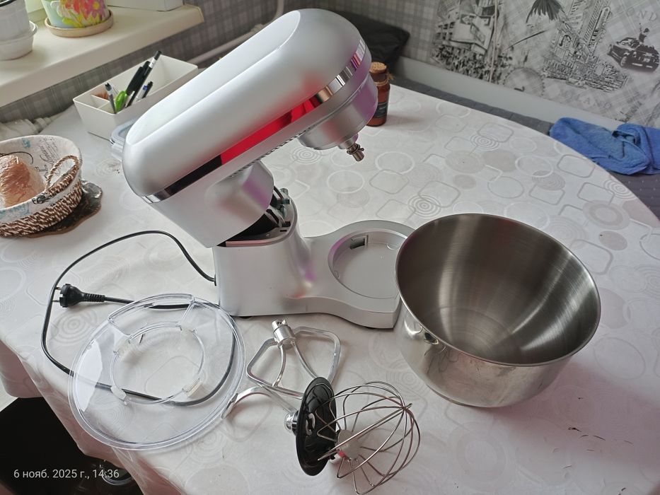 Продам миксер с насадками для тестомеса
