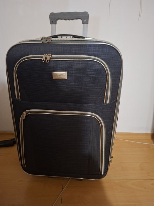 Голям куфар в тъмносин цвят