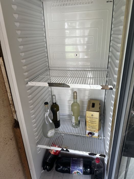 Продавам вертикална хладилна витрина