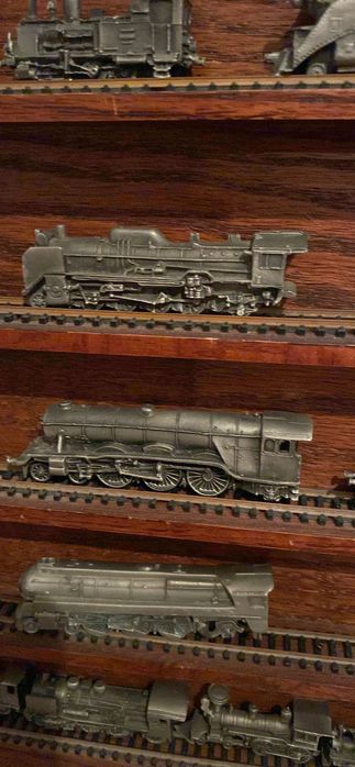 Locomotive din metal cu panou de expunere și șine metalice