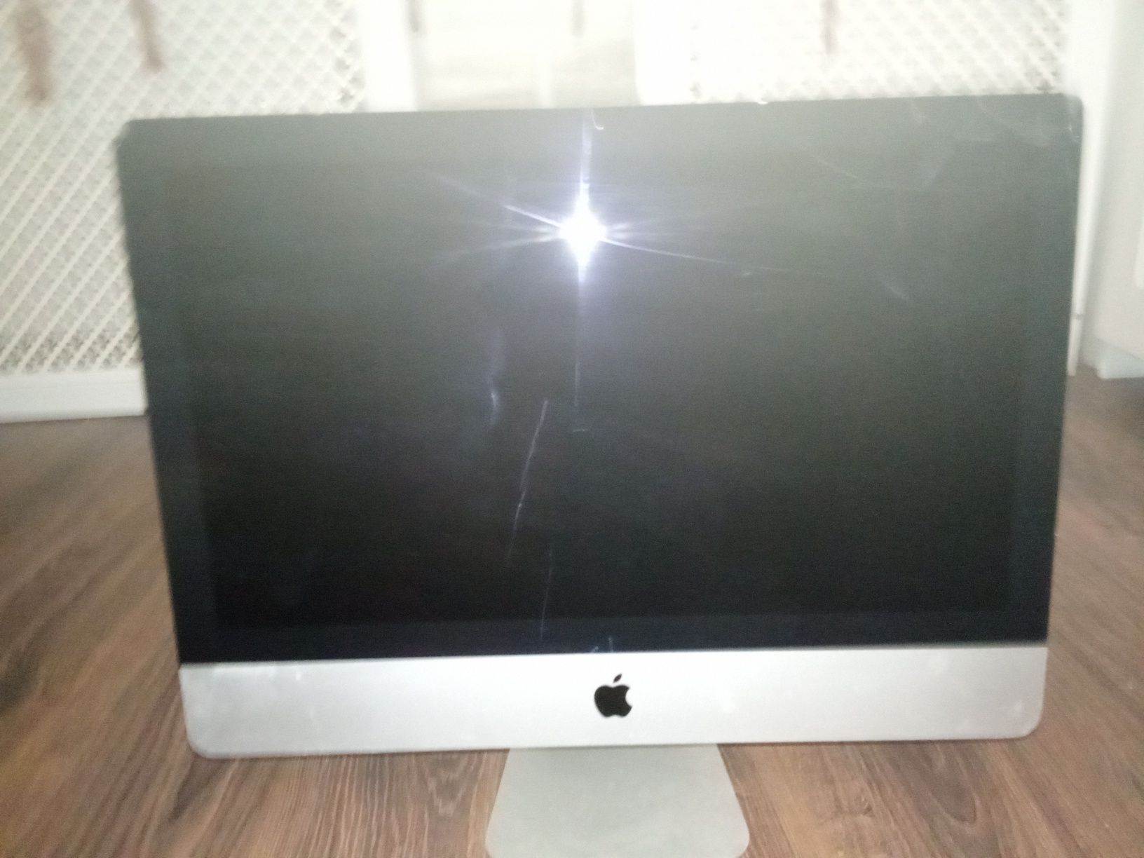 I mac  немного разбит в углу