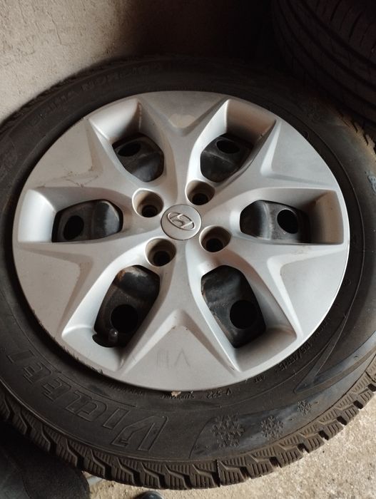 Б/у шипованные зимные шины, в хорошем состоянии. 185/65 R15, 4 шт.