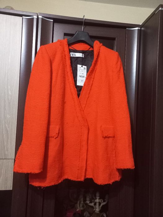 Jacheta de la Zara, moderna , din stofă moale .