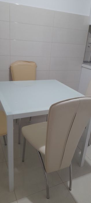 Masa dining+ 4 scaune gratis.