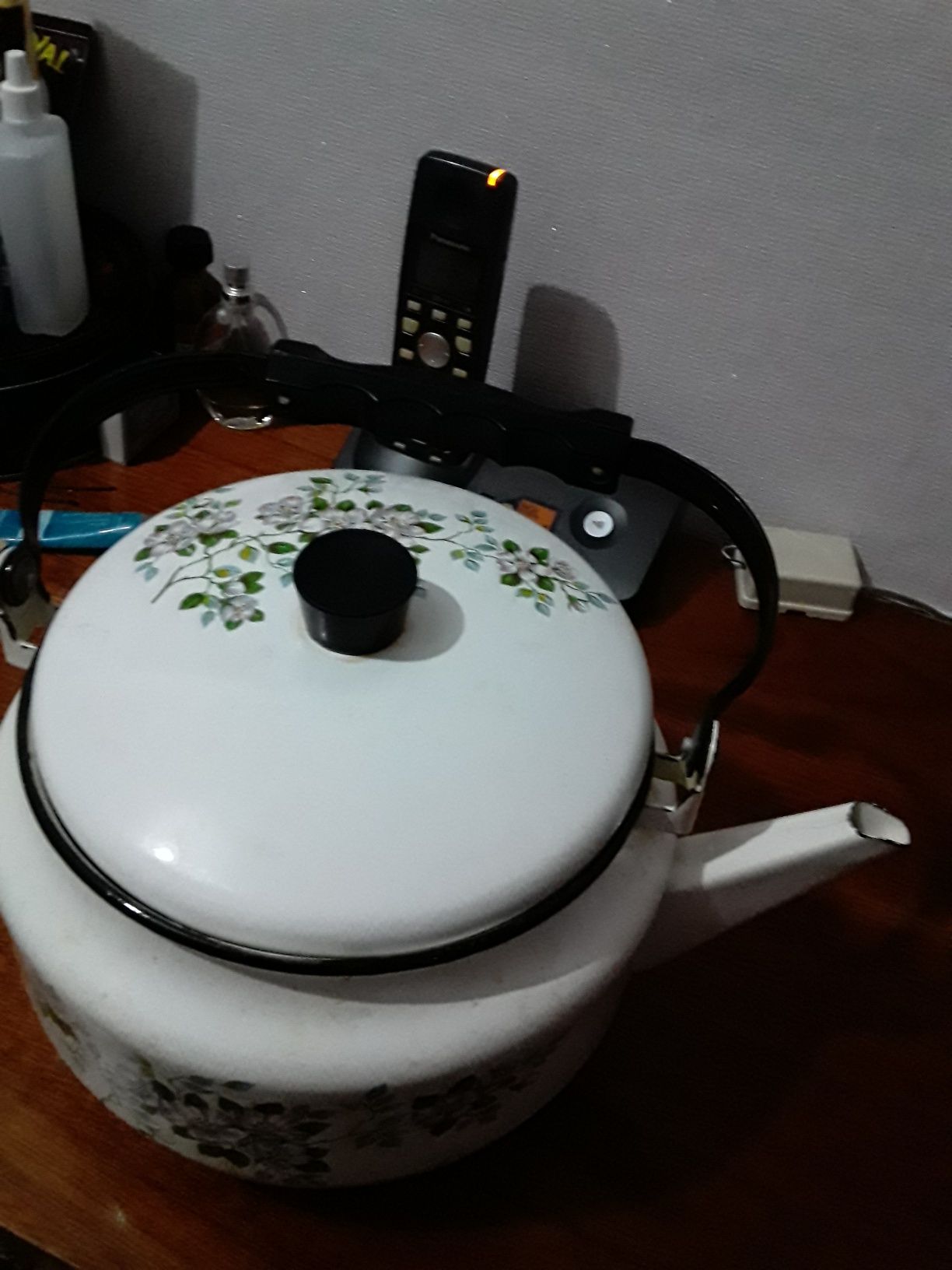 Продам эмалированный советский большой чайник.