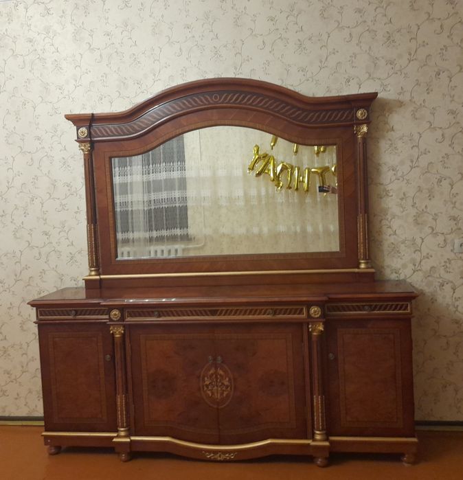 Горка и комод в европейском стиле