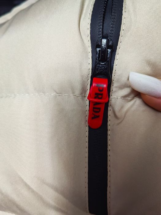 Oferta!! Geaca impermeabila Prada, calitate garantata, model superb