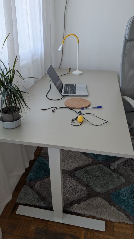 Set birou IKEA – TROTTEN (160×80, reglabil) + scaun MARKUS (ergonomic)