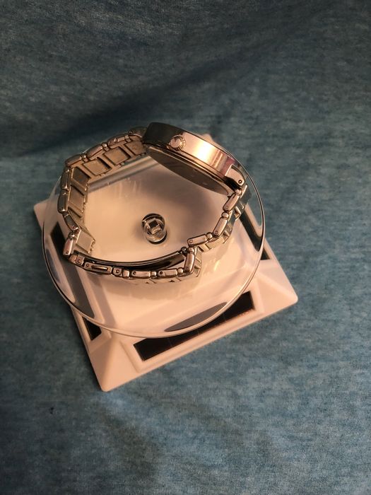 Stand ceasuri . Stand rotativ ceasuri . Stativ rotativ ceasuri