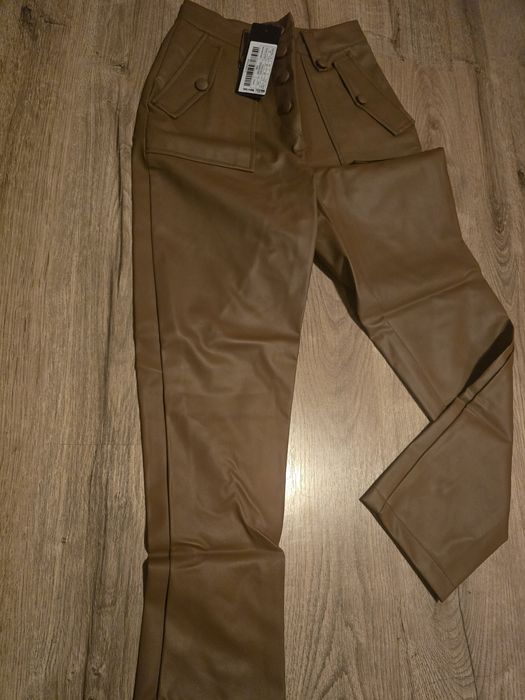 Vând pantaloni pentru dama din piele