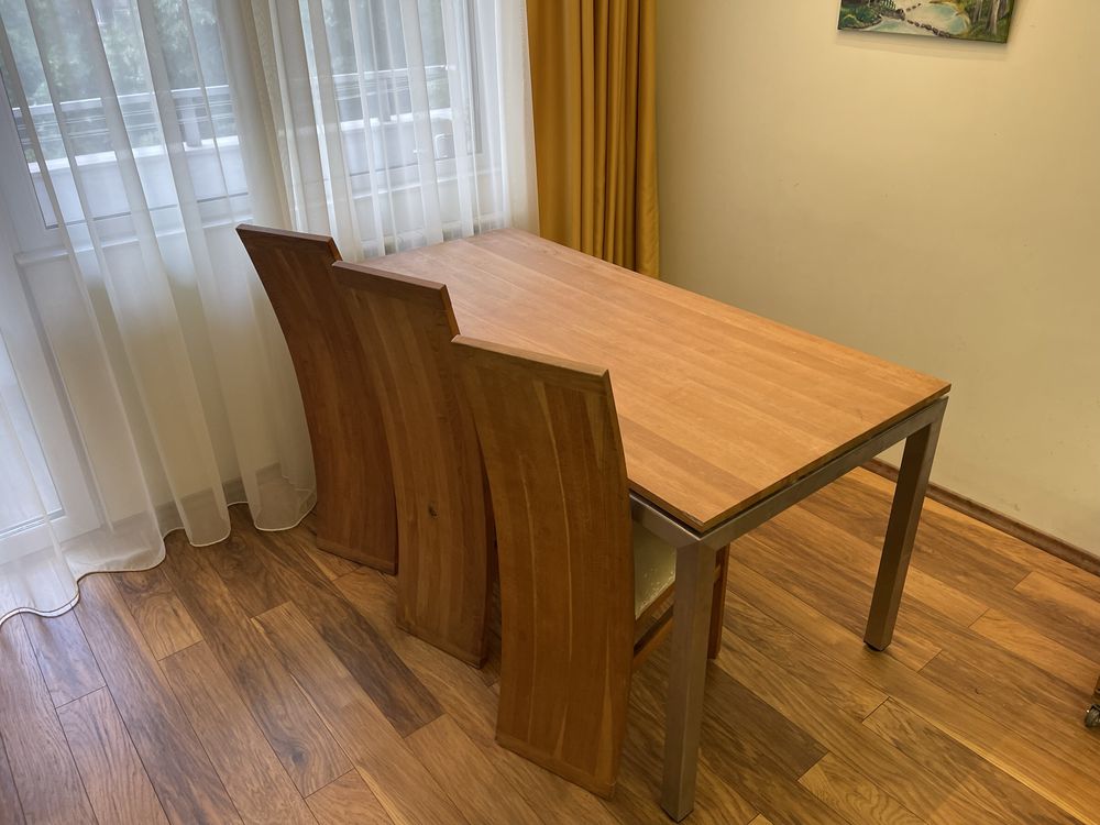 Продавам маса 160/80 см със 6 стола от масивен Дъб
