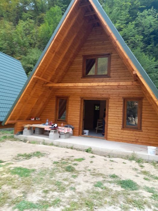 Vând cabane din lemn