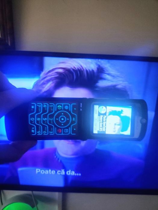Motorola v3 cu încărcător ( decodat, stare foarte buna)
