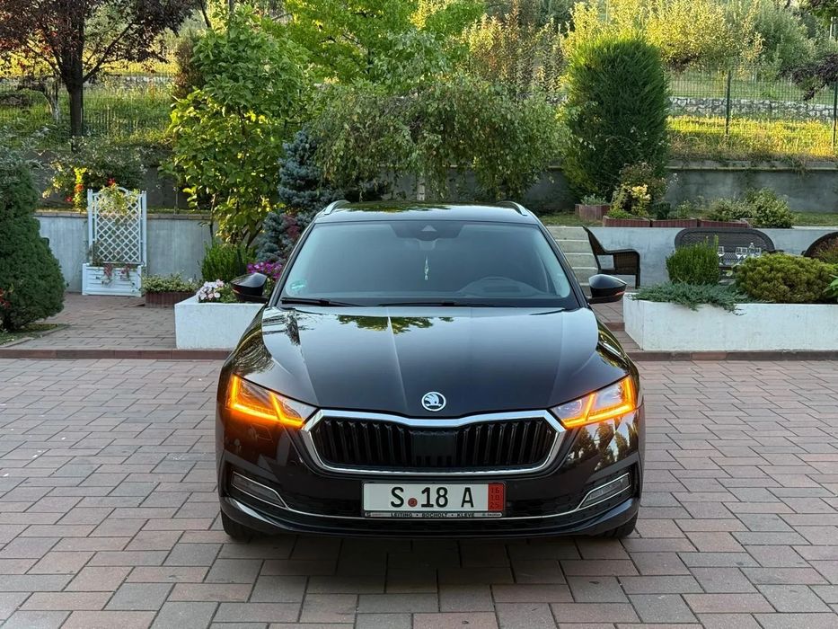 Skoda Octavia IV E-Hybrid 204 Cp Faruri Matrix /Alcantara /Apple Android