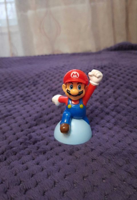 Игрушка Марио на батарейках