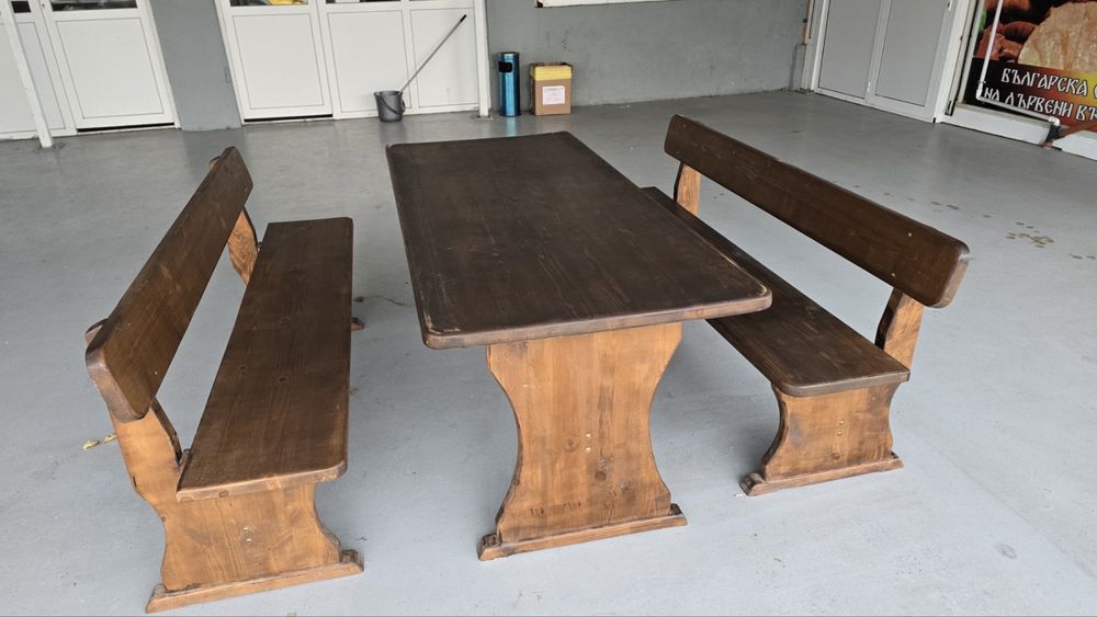 Продавам дървени маси и пейки комплект