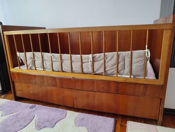 Подарявам бебешко дървено легло