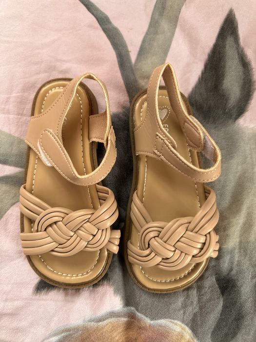 Сандали за момиченце в бежово