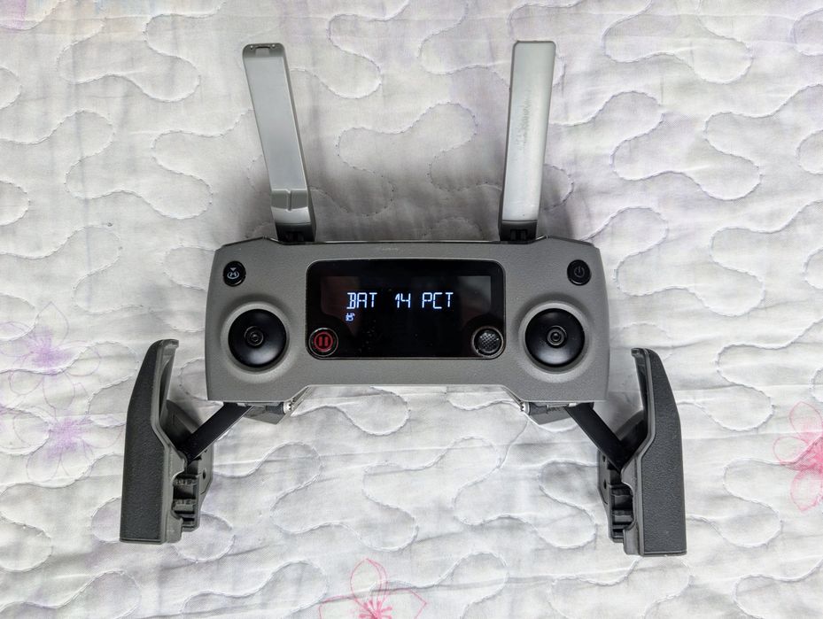 Telecomanda Mavic 2 Pro cu baterie ce necesită înlocuire