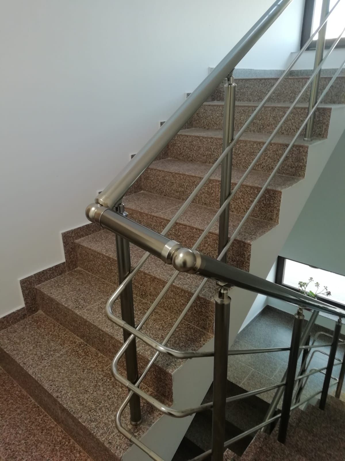 Închiriez apartament 2 camere Coresi, Garaj, Nou, Propietar