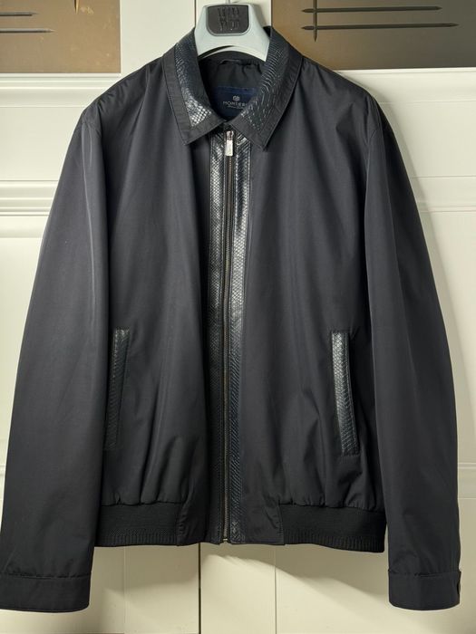 Тёмно-синия ветровка