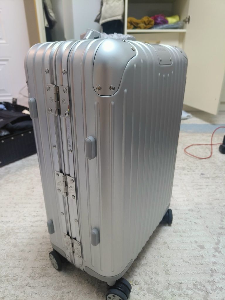 Продаю Чемодан Rimova