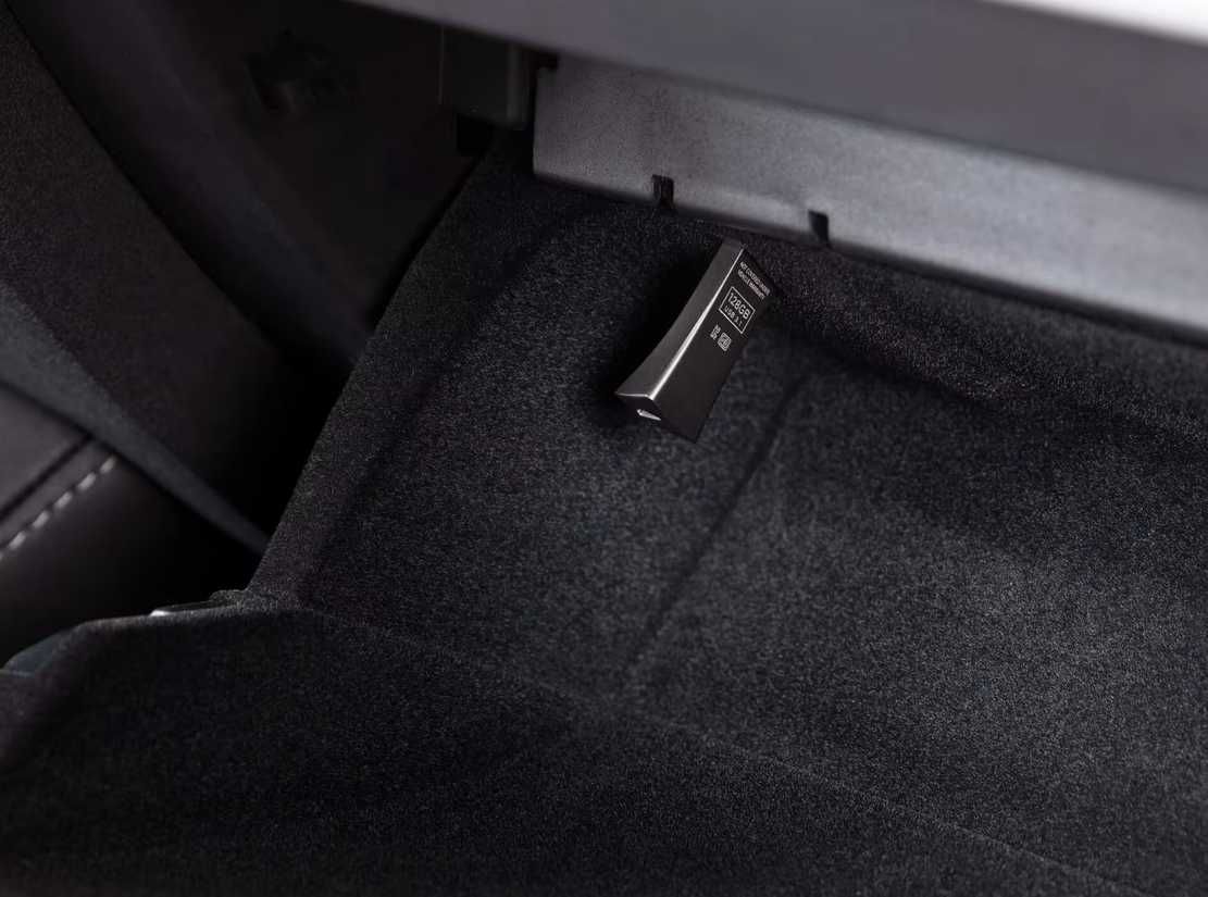 TESLA - оригинална USB Flash Drive (флашка) за фенове на марката 128GB