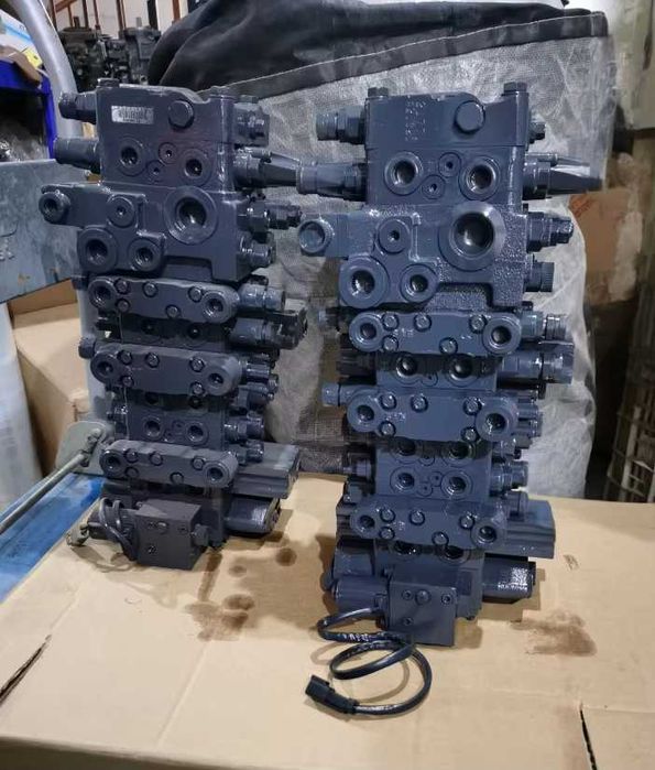 Distribuitor hidraulic Komatsu WB93R-5 reconditionat