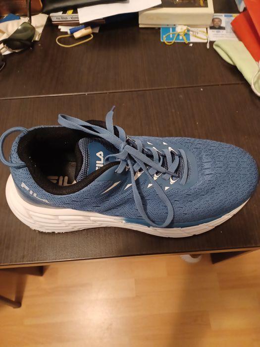 Vând pantofi sport albastri
