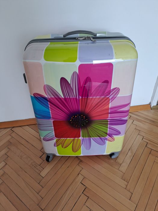 Красив куфар 70/50/30 и Естил чанта за път 50/35/30