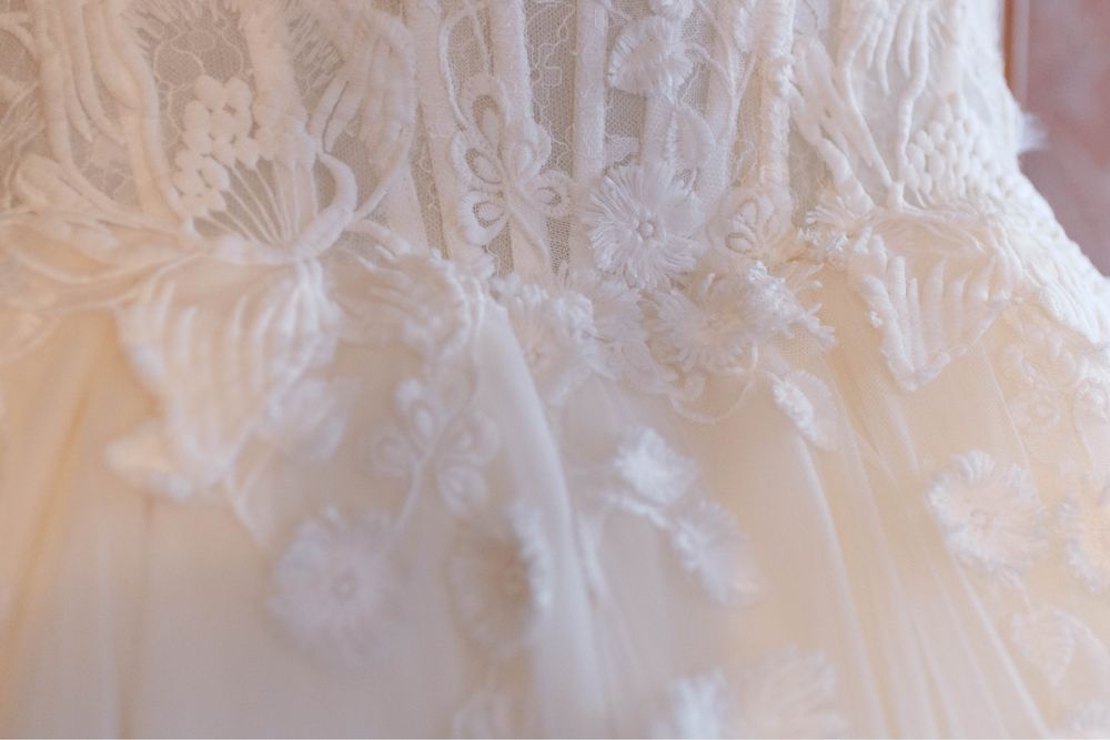 Vând rochie de mireasă tip prințesă cu trenă