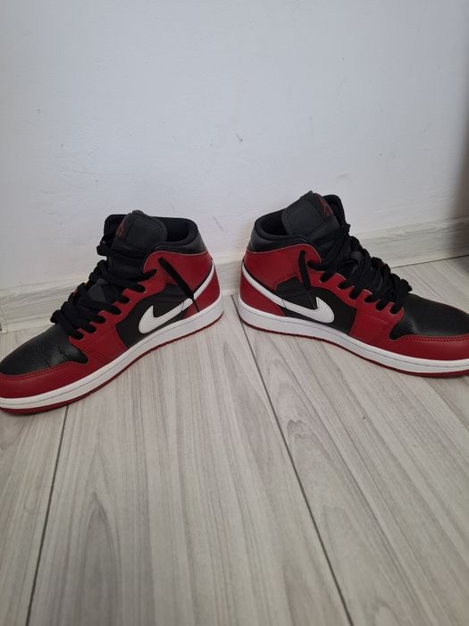 Air Jordan 1 Mid Marimea 41 coloare roșie-neagra-alba