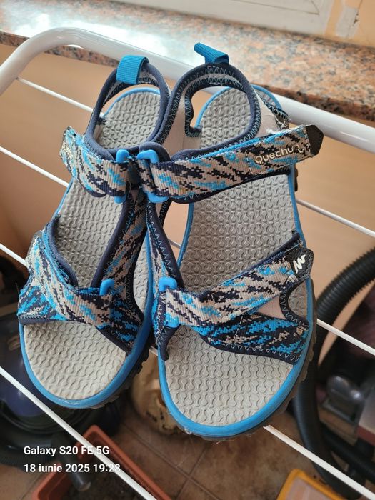 Sandale Quechua Dechatlon 34 aproape noi