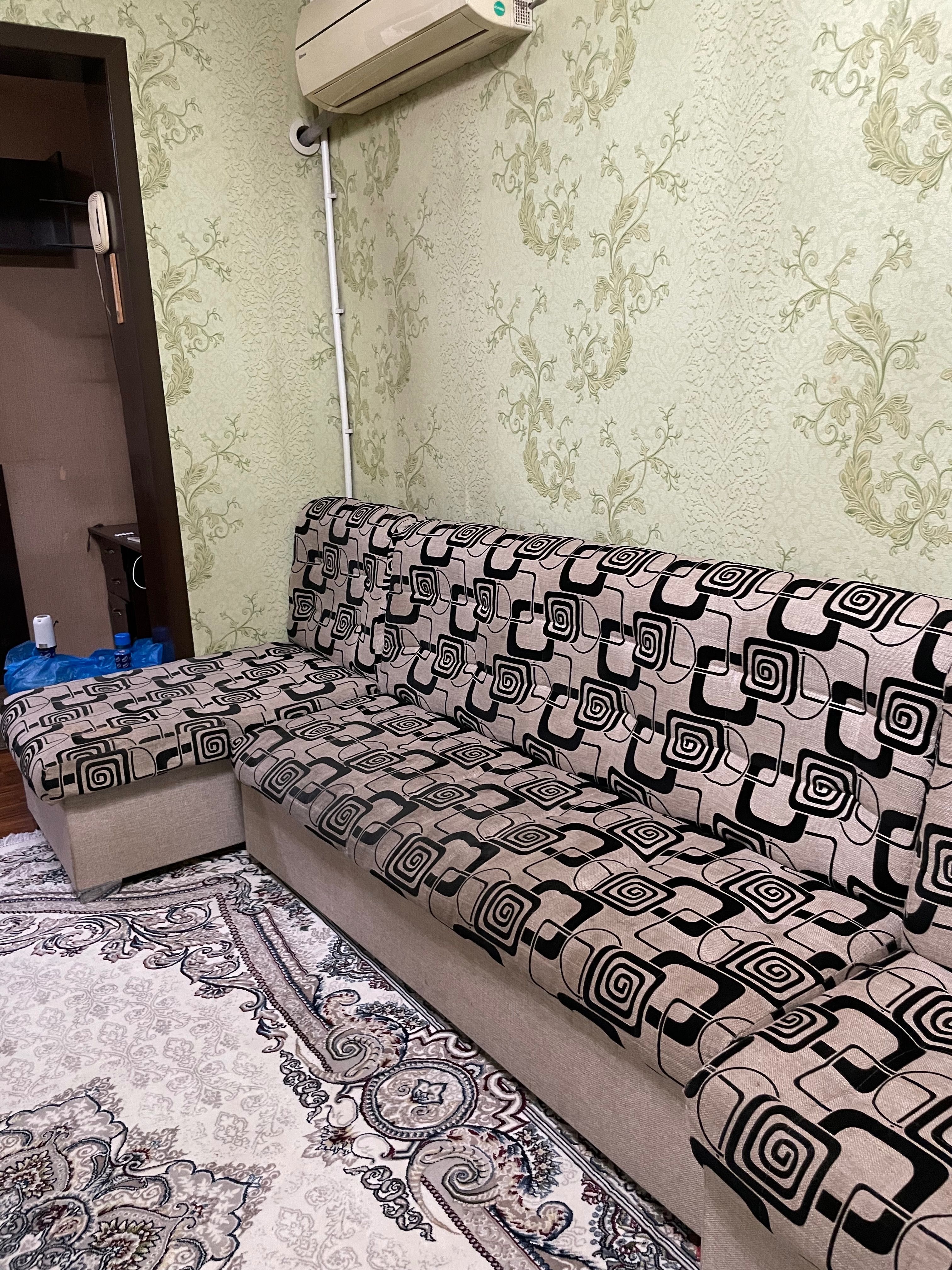 Диван для гостиной и пуфики