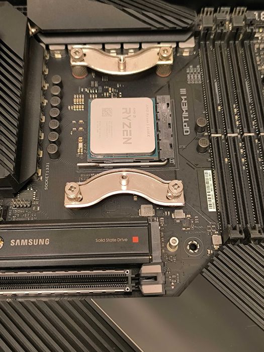 ROG Crosshair VIII Dark Hero X570 + AMD Ryzen 5 5600X