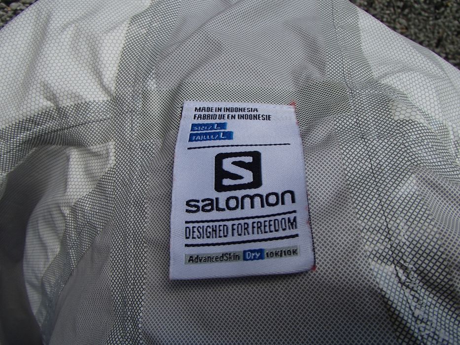 Продавам много леко дамско яке Salomon с водоустойчивост 10К. Шевовете