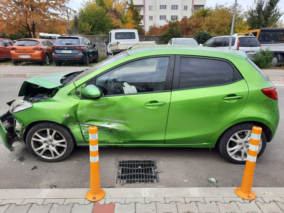 Vand Mazda 2 avariata