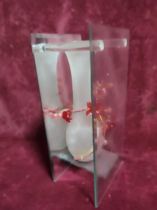 Decoratiune superba : o vaza intre pereti oglinda si geam