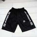 Pantaloni scurti Adidas, Hugo