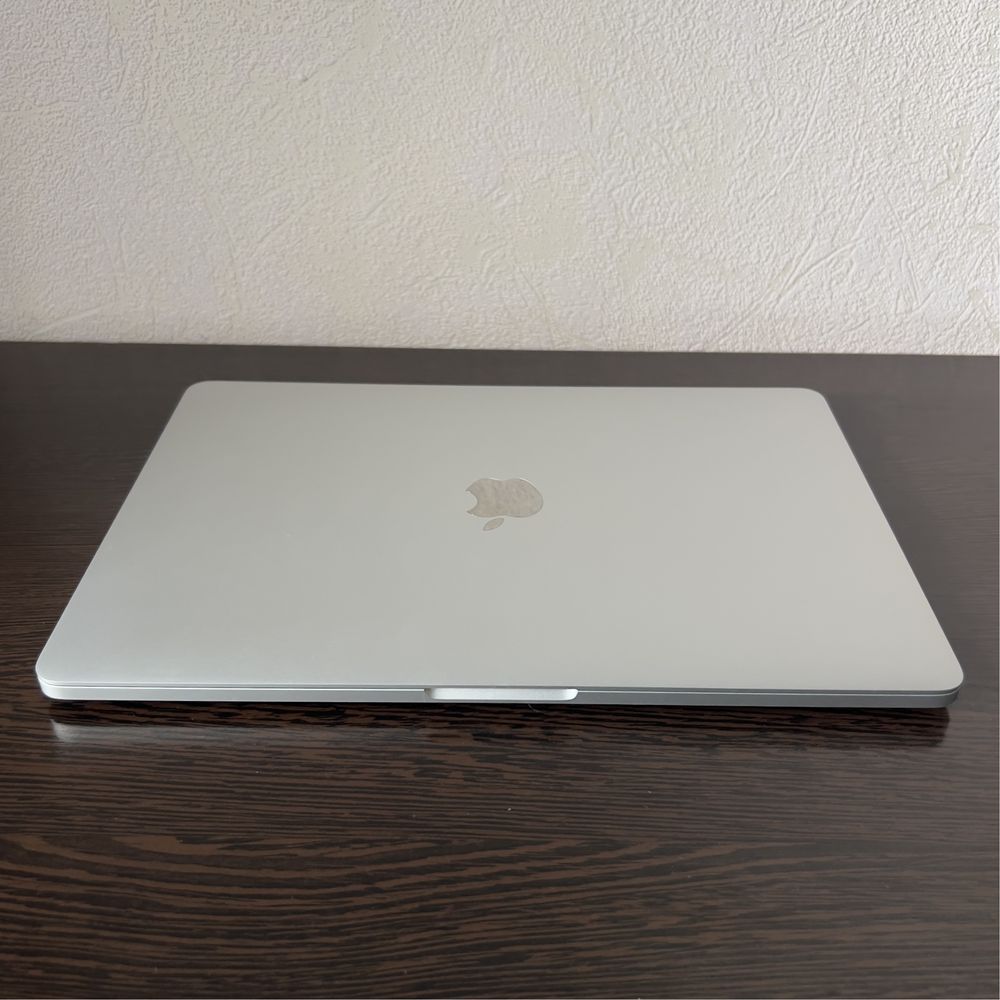 MacBook Pro M1 16/256 в идеальном состоянии